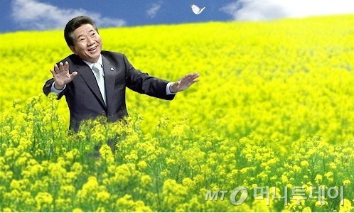 일베에서 '천국으로 간 노짱'이라는 제목으로 수많은 노무현 희화화 소재로 쓰이는 사진이 노트북 판매사업자 광고 이미지로 쓰였다. 광고문구는 '가격민주화'다.  /사진=일베 캡처