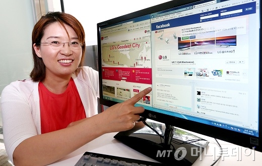 정희연 LG전자 방송디지털홍보팀 차장이 LG전자 블로그와 SNS를 결합한 소셜미디어 통합사이트 '소셜 LG전자'와 공식 페이스북을 소개하고 있다. /사진=홍봉진 기자