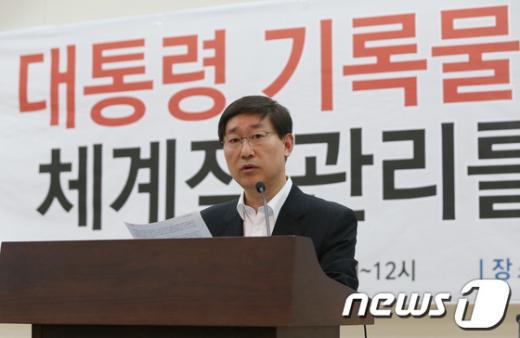 박범계 민주당 의원이 5일 서울 여의도 국회 의원회관에서 열린 "대통령 기록물의 성격규명과 체계적 관리를 위한 토론회"에서 개회사를 하고 있다. 2013.7.5/뉴스1 News1 송원영 기자