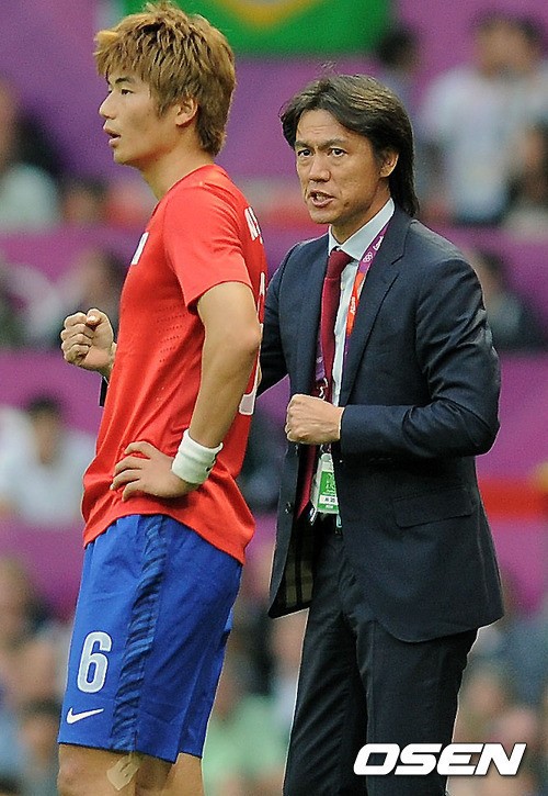 ↑ 기성용과 홍명보 감독 ⓒ사진제공 = OSEN