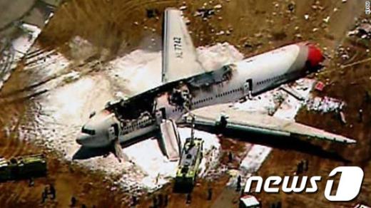6일(현지시간) 오전 미국 샌프란시스코 공항에서 아시아나항공 214편 B777-200 여객기가 착륙하다 활주로에 충돌하는 사고가 발생했다. 사진은 충돌한 여객기 잔해의 모습. 서울에서 출발한 이 사고기의 동체 대부분이 화재로 소실되고 날개와 꼬리 부분이 부러졌으나 승객 292명, 승무원 16명 등 탑승자 308명이 타고 있었던 것으로 알려졌다. (KTVU 캡처) /사진=뉴스1