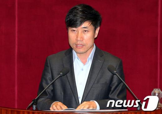 새누리당 하태경 의원이 1일 오후 서울 여의도 국회의사당 본회의장에서 열린 임시국회 본회의에서 5분 자유발언을 하고 있다. 2012.8.1/뉴스1 News1 박정호 기자