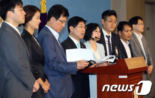 민주당 국정원 진상조사특위 소속 신경민 위원장과 박범계, 김현 의원이 7일 오전 서울 여의도 국회 정론관에서 기자회견을 열고 국가정보원의 2007년 남북정상회담 회의록 공개 및 지난 대선 당시 새누리당의 회의록 사전 입수 의혹과 관련해
