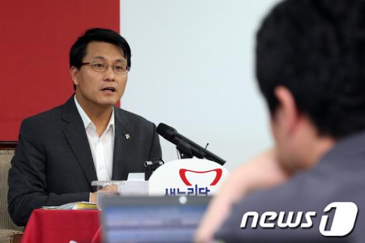 윤상현 새누리당 원내수석부대표가 7일 오후 서울 영등포구 여의도 새누리당사 기자실에서 개성공단 남북실무회담, 남북정상회담 NLL 대화록 열람 등 현안관련 기자간담회를 갖고 있다. 2013.7.7/뉴스1 News1 허경 기자