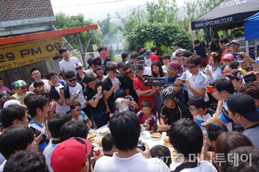 번외 이벤트 '핫도그 빨리먹기'/사진=이고운 기자