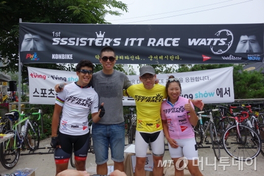 대회를 즐겼다는 임수진씨(맨 우측)과 수상자들/사진=이고운 기자