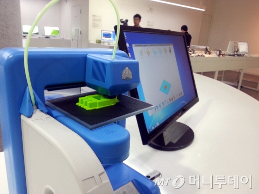 3D프린팅 프로그램을 이용해 직접 PC에서 제품을 생산하고 있는 모습.