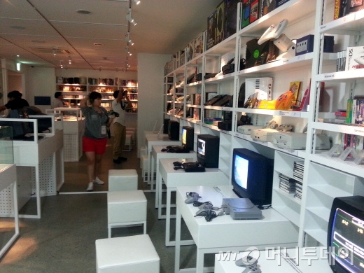 각종 콘솔게임기기와 게임 타이틀. 관람객들은 이들 게임을 모두 직접 체험할 수 있다.