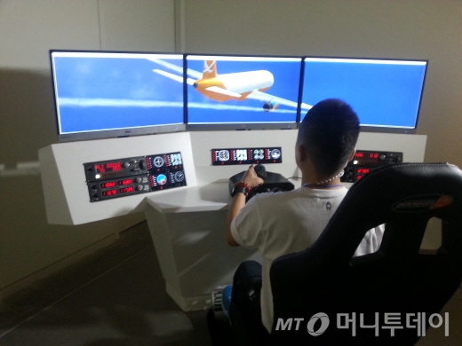 항공기 조종 체험게임. 이 게임은 항공기 조종석을 그대로 구현했다.