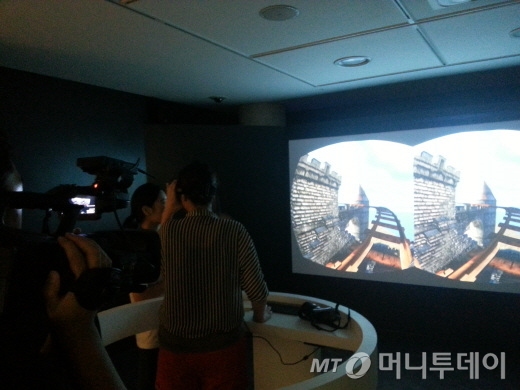 관람객이 '오큘러스 리프트'를 직접체험하고 있는 모습.