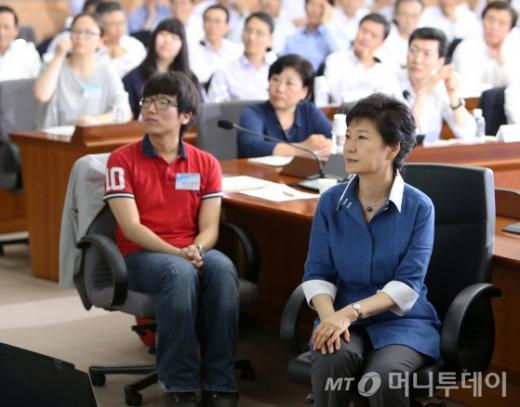 지난달 19일 정부서울청사 별관에서 열린 '정부3.0 비전선포식'에서 유주완 서울버스모바일 대표(앞자리 왼쪽)가 박근혜대통령과 함께 정부3.0 추진계획을 듣고있다. /사진=청와대 사진기자단