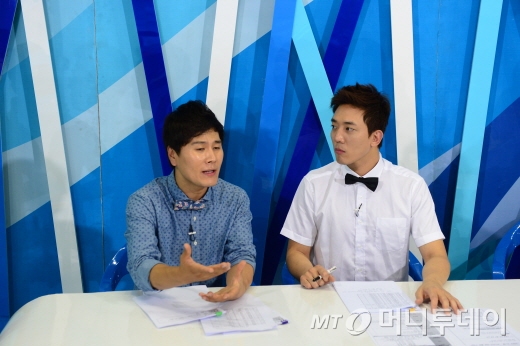 SBS '맨발의 친구들' 다이빙 중계를 맡은 개그맨 변기수(왼쪽)와 SBS 김환 아나운서 /사진=윤상근기자