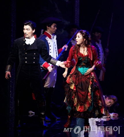 '역시 악역 전담인가?'라는 생각이 들정도로 양준모는 쇼블랑 역을 잘 소화했다. 마그리트 역의 바다 또한 풍부한 감정을 실은 연기와 노래를 선보였다. 첫 장면, 새장 속에서 노래하며 등장할 때는 요정 같은 느낌이 물씬 났다.  /사진제공=CJ E&M