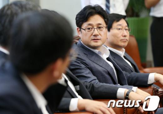 새누리당이 민주당 홍익표 의원의 "귀태"발언을 이유로 남북정상회담 대화록 예비열람 등 원내 일정을 전면 취소한 가운데 12일 서울 여의도 국회 운영위원장실에서 예정된 남북정상회담 대화록 열람 상견례에서 홍 의원이 새누리당 열람위원들을 기다리며 동료들과 대화를 나누고 있다. 2013.7.12/뉴스1  News1   오대일 기자