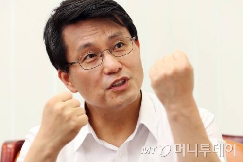 윤상현 새누리당 의원이 머니투데이와 인터뷰 하고 있다./사진= 머니투데이