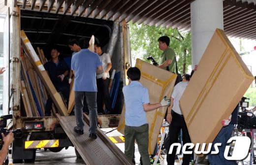 [사진]압수 미술품 행렬 - 머니투데이