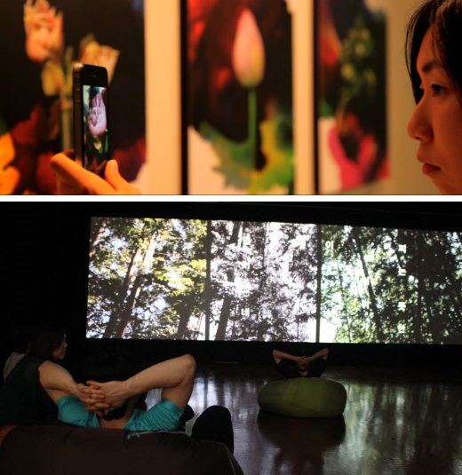 한 관람객이 증강현실을 이용해 연꽃 만개 장면을 보고 있다(위) /사진제공=국립민속박물관.
3부 전시공간에서 영상을 보며 휴식을 만끽하고 있는 관람객들(아래) /사진제공=머니투데이DB