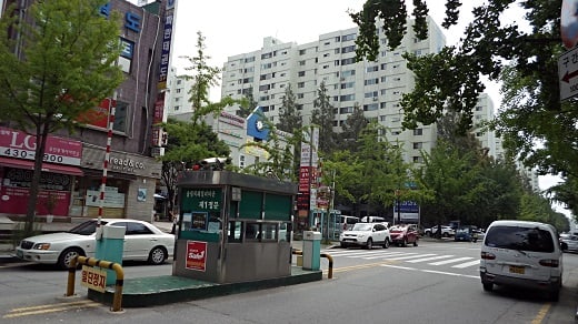 문정동 훼밀리아파트 1단지와 2단지 사이 도로 / 사진 = 김유경 기자