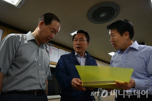 방하남 고용노동부 장관이 1일 새벽 서울 양천구 신정네거리 인력시장을 방문, 건설근로자공제회 관계자들과 얘기를 나누고 있다./사진= 고용부