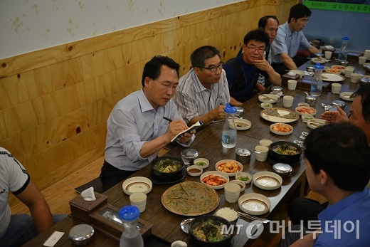 방하남 고용노동부 장관이 1일 새벽 서울 양천구 신정네거리 인력시장을 방문, 근로자들과 인근 식당에서 애로사항을 청취하고 있다/사진= 고용부