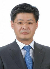 2007년 봄, 선텍 스정롱 CEO(왼쪽)와 인터뷰를 마친 후 찍은 사진. 과거 성공모델이었던 선텍은 6년이 흐른 지금, 도려내지 않을 수 없었던 환부로 전락했다.