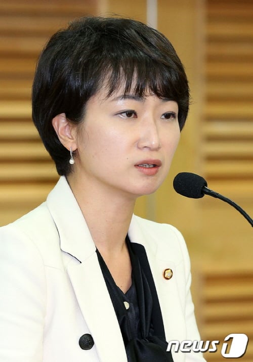 이언주 민주당 원내대변인은 1일 김태흠 새누리당 원내대변인 브리핑에 대해 "야당 내분을 조장하고 반사이익을 얻으려는 얄팍한 수작"이라고 말했다./사진=뉴스1