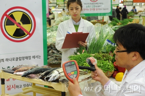 한 대형마트에서 제품에 대한 방사능 검사를 실시하고 있다./사진=머니투데이DB