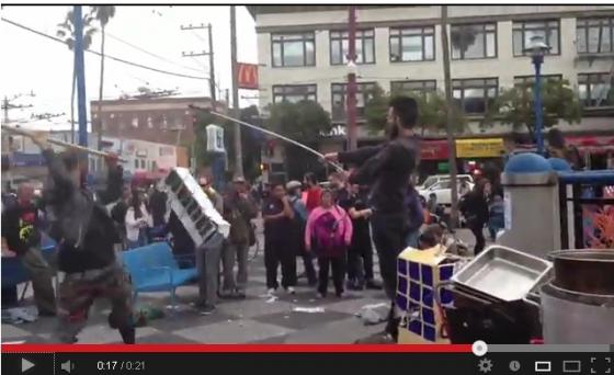 지난 5월 샌프란시스코 미션스트리트 인근 주민들이 구글이 직원들에게 제공하는 무료셔틀 버스를 부수는 퍼포먼스를 벌이고 있다. 전통적으로 멕시코 출신들이 많이 사는 이 지역은 최근 구글 등 IT기업 종사자들이 몰려들면서 집세가 1년 사이 30% 급증했다. <사진:유튜브 개인동영상 캡처, 테크크런치에서 재인용>