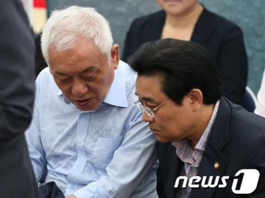 민주당 김한길 대표(왼쪽)와 전병헌 원내대표가 장외투쟁을 벌이는 서울광장에서 대화하고 있다./사진=뉴스1