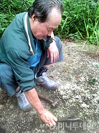 북한산 구기지구 독박골에 위치한 말뚝의 흔적을 설명하는 소윤하 위원장. /사진=박상빈 기자