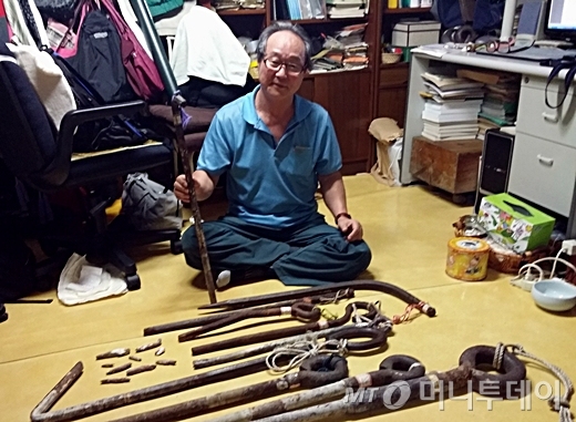 소윤하 위원장의 자택에 모아 있는 쇠말뚝의 모습들. / 사진=박상빈 기자