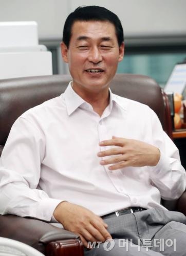 황영철 새누리당 의원은 머니투데이 인터뷰에서 "국회의원이나 정치인의 이미지가 조금씩 바뀔 수 있도록 저부터 노력하겠다"고 말했다./사진=머니투데이