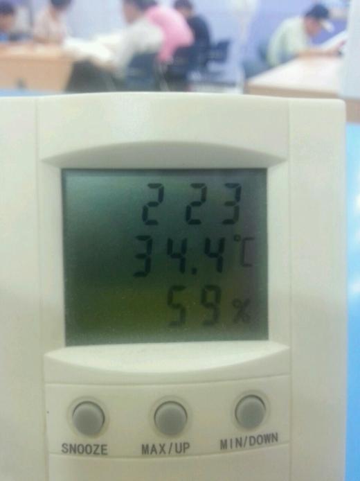 12일 낮 서울시내 한 공공기관 소재 도서관의 실내온도가 34.4도를 기록하고 있다. /사진=이슈팀 황재하 기자