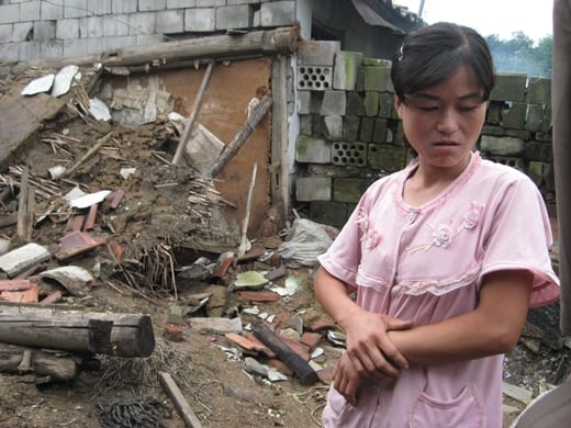 수해로 집이 무너져 상심해 있는 북한 주민/사진=국제월드비전 제공