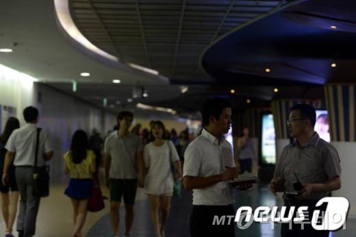 13일 오전 서울 강남 한국전력 본사에 마련된 전력수급현황판_앞에서 조환익 한전 사장이 수요관리대책을 점검하고 있다.