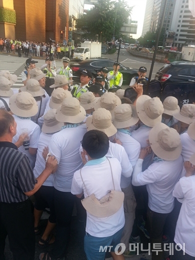 14일 통일선봉대 일부 회원들이 서울광장 횡단보도를 막고 있는 경찰을 도로로 밀어내고 있다.