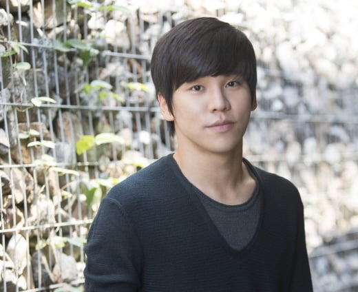 요즘 홍광호의 카카오톡에는 '잠언 16:18'이라고 쓰여 있다. 이 성경구절의 내용은 이렇다. "교만은 파멸의 앞잡이이고, 거만한 영은 걸려 넘어짐의 앞잡이이다." 그가 주목받고 칭찬받을수록 되새기는 단어가 바로 '겸손'이다. '순수배우'로 인정받으며 꾸준히 관객들의 사랑을 받는 또 다른 이유가 아닐까. /사진제공=PL엔터테인먼트