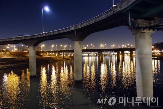 용비교 야경/사진=이고운 기자