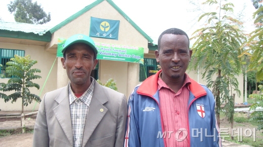 한도데마을 새마을위원장과 부위원장인 다디 씨(왼쪽)과 제말 씨. /한도데(에티오피아)=양영권 기자