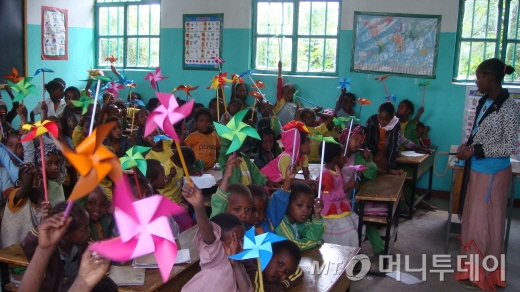 경북도 새마을세계화재단과 구미시에서 건립한 유치원에서 아이들이 바람개비를 만들어 흔들고 있다. /한도데(에티오피아)=양영권 기자