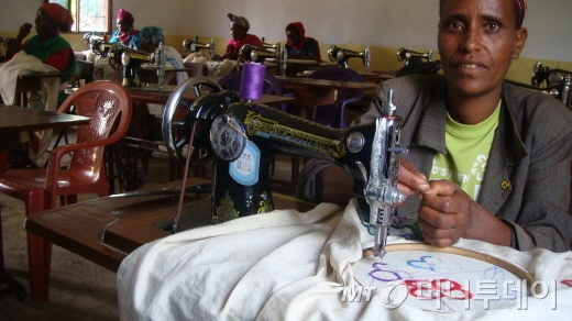 새마을회관에서 자수를 배우고 있는 한도데마을 여성들. /한도데(에티오피아)=양영권 기자