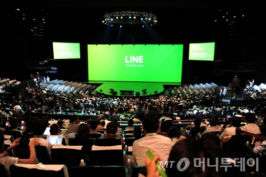 라인 '헬로프렌즈 인 도쿄' 행사장 전경. 이 자리에는 라인 협력사 관계자와 추첨을 통해 참석을 허용받은 일반이용자, 전세계 각국의 취재진 등 1200명이 몰렸다. /사진= 네이버 제공.