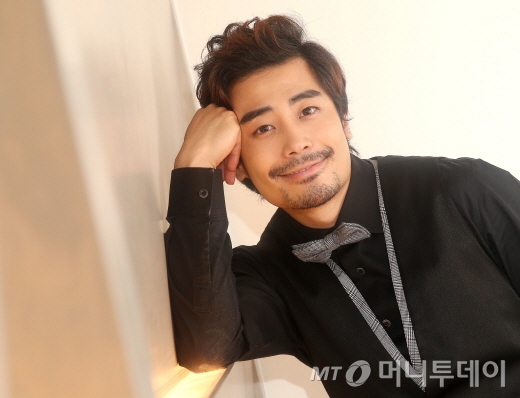 한지상의 학창시절 꿈은 영화감독이었다. 배우가 된 지금, 그는 자신 속에 수많은 캐릭터들을 매작품마다 꺼내 스스로 캐스팅하고 훈련시키고 감독한다. 이미 삶의 하루하루가 영화의 컷으로 남겨지고 있지 않을까. /사진=홍봉진 기자