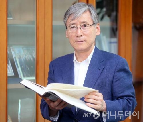 판사 출신 여상규 새누리당 의원은 2011년 정의화 당 비상대책위원장과 황우여 원내대표 중 누가 당을 대표하느냐 논란이 일자 당헌당규를 유권해석, 상황을 매듭짓는 데 일조했다./사진= 머니투데이