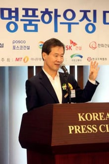 27일 오후 서울 중구 프레스센터에서 열린 '2013 대한민국 명품하우징 대상' 시상식에서 홍선근 머니투데이 미디어 회장이 환영사를 하고 있다. / 사진 = 임성균 기자