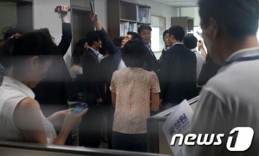 국가정보원과 검찰이 내란예비음모 등 혐의로 이석기 통합진보당 의원의 주거지 등 10곳에 대해 전격 압수수색을 실시한 28일 오전 서울 여의도 국회 의원회관 이석기 의원 사무실에서 집행관들이 통합진보당 당직자들이 치열한 신경전을 벌이고 있다. 2013.8.28/뉴스1  News1   오대일 기자