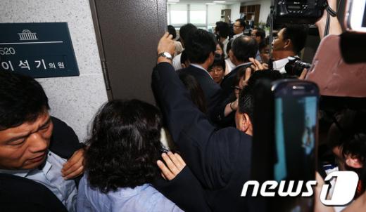 국가정보원과 검찰이 내란예비음모 등 혐의로 이석기 통합진보당 의원의 주거지 등 10곳에 대해 전격 압수수색을 실시한 28일 오전 서울 여의도 국회 의원회관 이석기 의원 사무실에서 국정원 직원들과 통합진보당 관계자들이 격렬한 몸싸움을 벌이고 있다. 2013.8.28/뉴스1  News1   오대일 기자