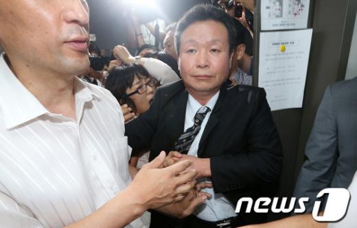 국가정보원과 검찰이 내란예비음모 등 혐의로 이석기 통합진보당 의원의 주거지 등 10곳에 대해 전격 압수수색을 실시한 28일 오전 서울 여의도 국회 의원회관 이석기 의원 사무실에서 국정원 직원들과 통합진보당 관계자들이 격렬한 몸싸움을 벌이고 있다. 2013.8.28/뉴스1  News1   오대일 기자