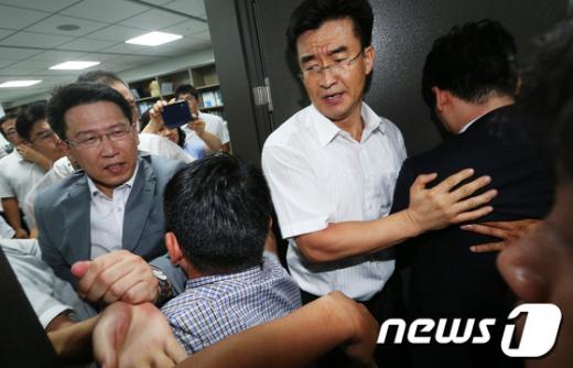 국가정보원과 검찰이 내란예비음모 등 혐의로 이석기 통합진보당 의원의 주거지 등 10곳에 대해 전격 압수수색을 실시한 28일 오전 서울 여의도 국회 의원회관 이석기 의원 사무실에서 국정원 직원들과 통합진보당 관계자들이 격렬한 몸싸움을 벌이고 있다. 2013.8.28/뉴스1  News1   오대일 기자