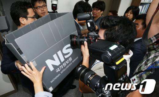 국가정보원과 검찰이 내란예비음모 등 혐의로 이석기 통합진보당 의원의 주거지 등 10곳에 대해 전격 압수수색을 실시한 28일 오전 서울 여의도 국회 의원회관 이석기 의원 사무실에서 국정원 직원들이 압수품을 담을 박스를 들고 관계자들과 대치하고 있다. 2013.8.28/뉴스1  News1   오대일 기자
